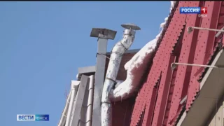 Коммунальщики Омска бросили дополнительные силы на уборку снега и наледи с крыш многоэтажек