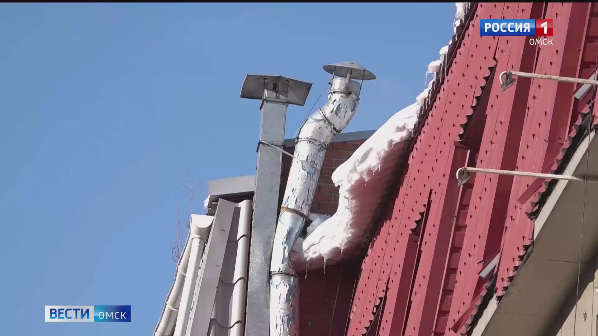 Коммунальщики Омска бросили дополнительные силы на уборку снега и наледи с крыш многоэтажек