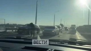 В Омске на мосту 60-летия ВЛКСМ произошла авария