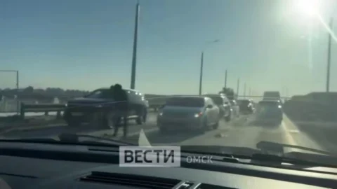 В Омске на мосту 60-летия ВЛКСМ произошла авария