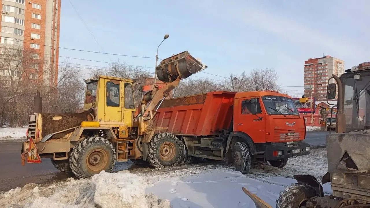 Дорожные бригады Омска работают без выходных