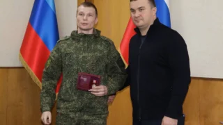 Губернатор Омской области наградил 16 человек медалью «За участие в СВО» в ЛНР