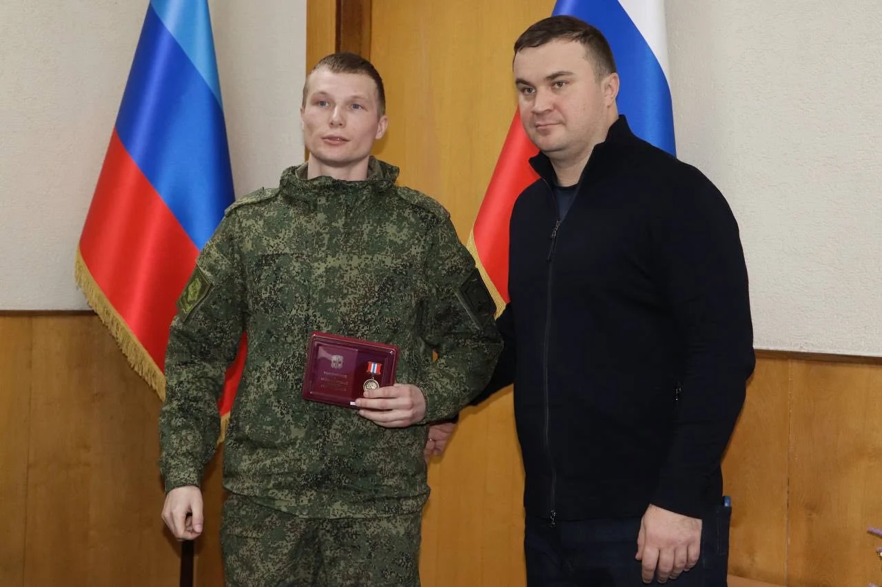 Губернатор Омской области наградил 16 человек медалью «За участие в СВО» в ЛНР