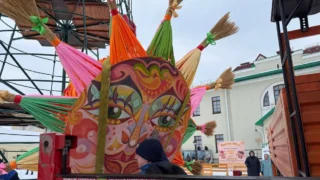 В Омске устанавливают 16-метровое чучело Масленицы