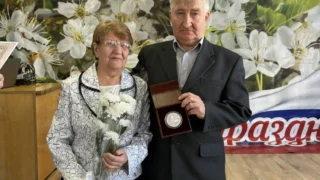 В Ленинском округе супругов Ефимовых поздравили с золотой свадьбой