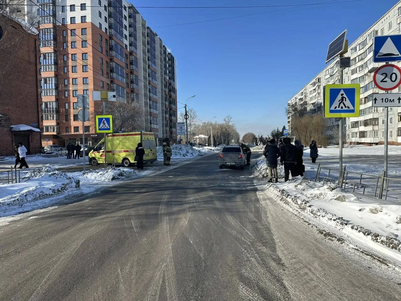 На улице 33‑я Северная в Омске водитель сбил двух пешеходов