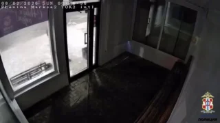 Омич разбил дверь остановочного комплекса, чтобы согреться