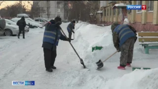 Управляющим компаниям Омска направили предупреждения о соблюдении условий охраны труда при очистке крыш от снега и наледи