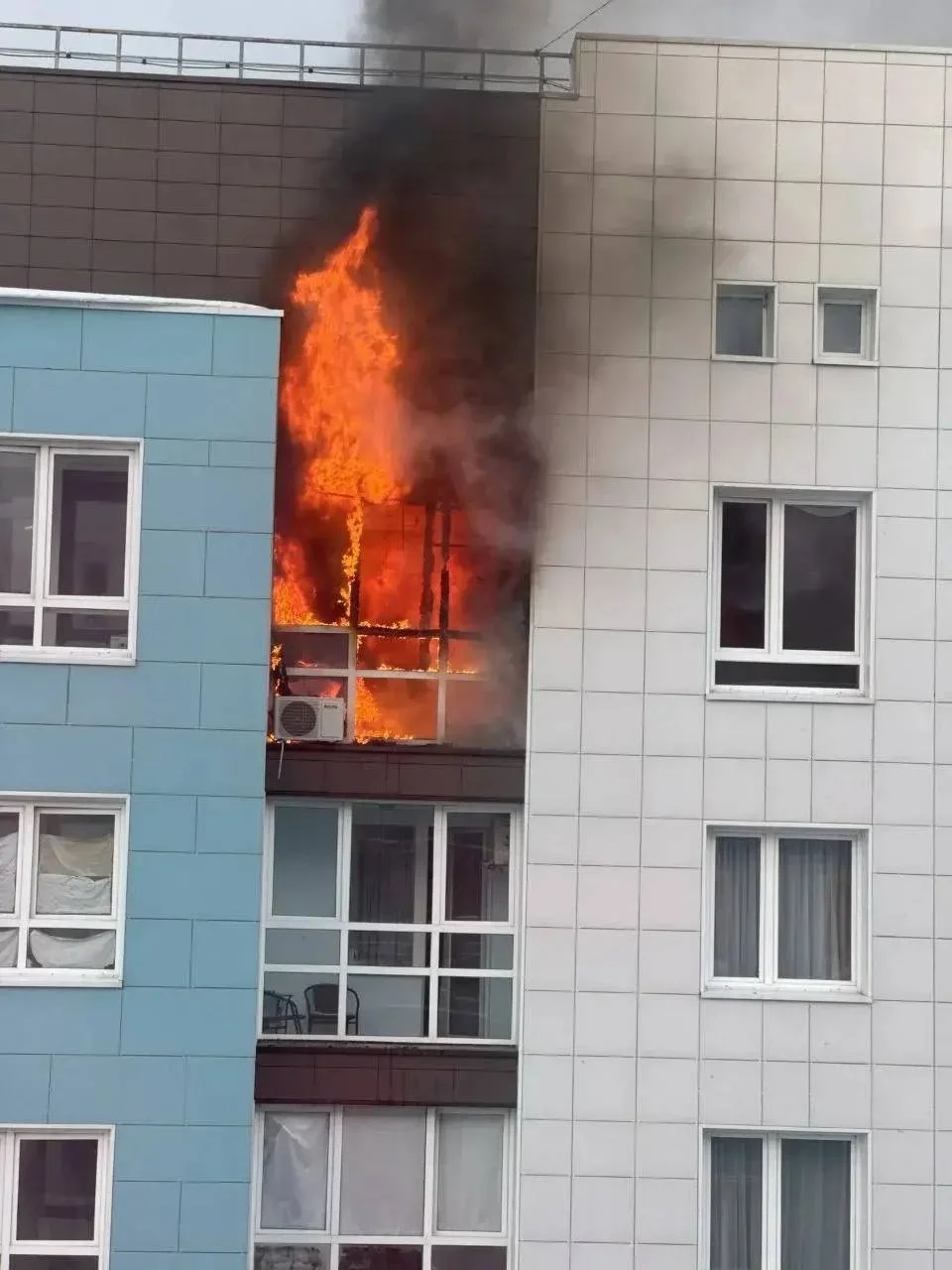 В Омске в многоэтажке на Взлетной произошел пожар