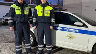 В Омске полицейские помогли семье доехать в роддом