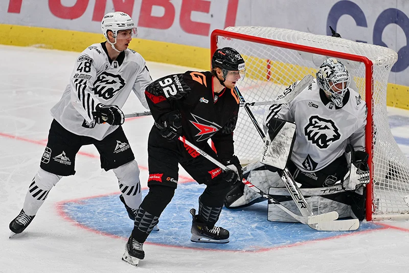 В Омске начался матч «Авангард» — «Трактор»