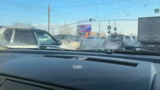 Утро в Омске началось с пробок на мостах города