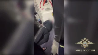 Пьяного омича пришлось связать скотчем в самолете