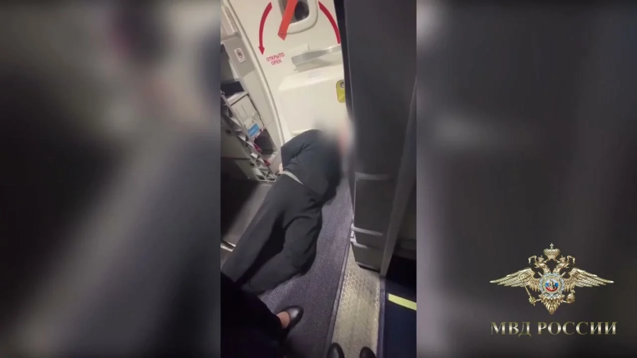 Пьяного омича пришлось связать скотчем в самолете