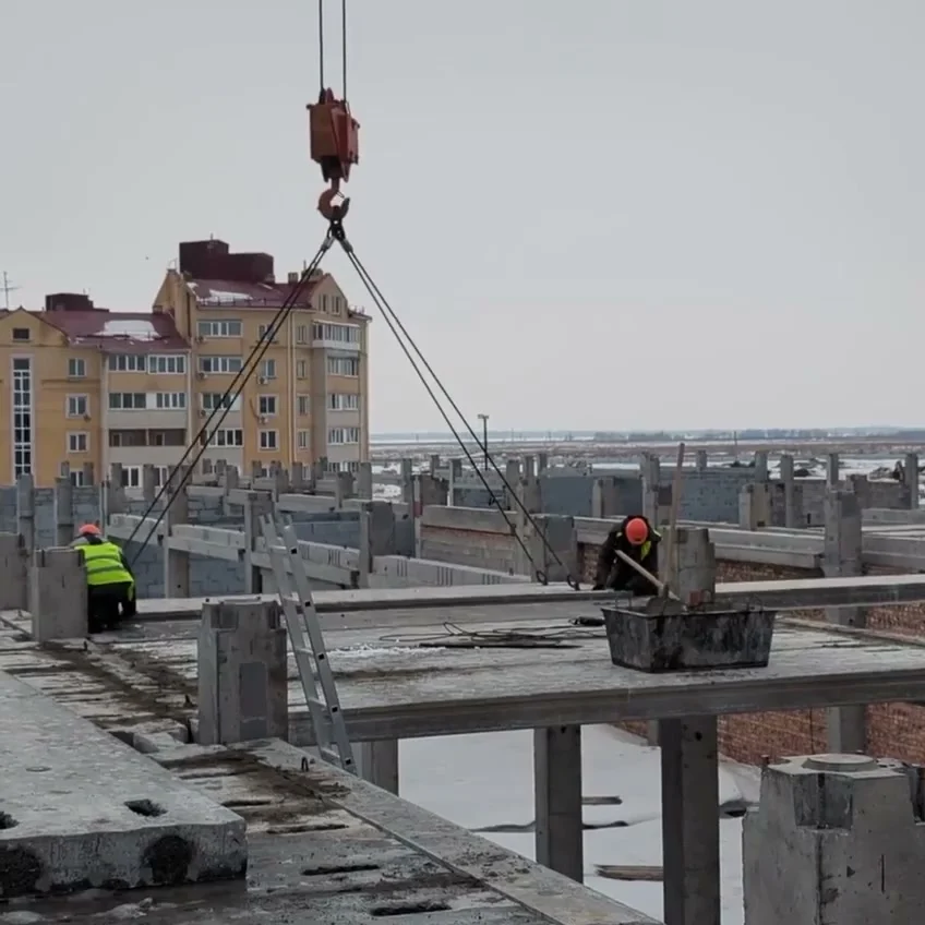 Подрядчик наращивает темпы строительства омской школы в мкр «Ясная Поляна»