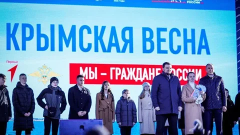 Герой России Дмитрий Перминов вручил паспорта активистам Движения Первых на Крымской весне