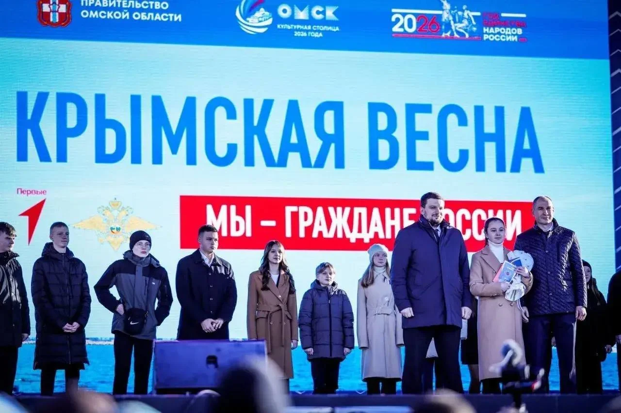 Герой России Дмитрий Перминов вручил паспорта активистам Движения Первых на Крымской весне