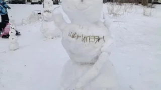 Омичи строят снеговиков во дворах