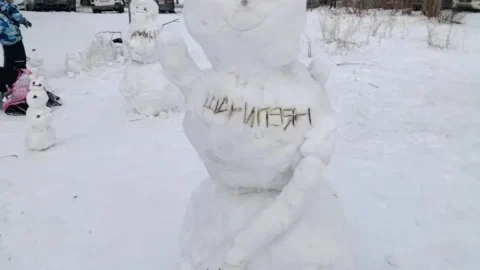 Омичи строят снеговиков во дворах
