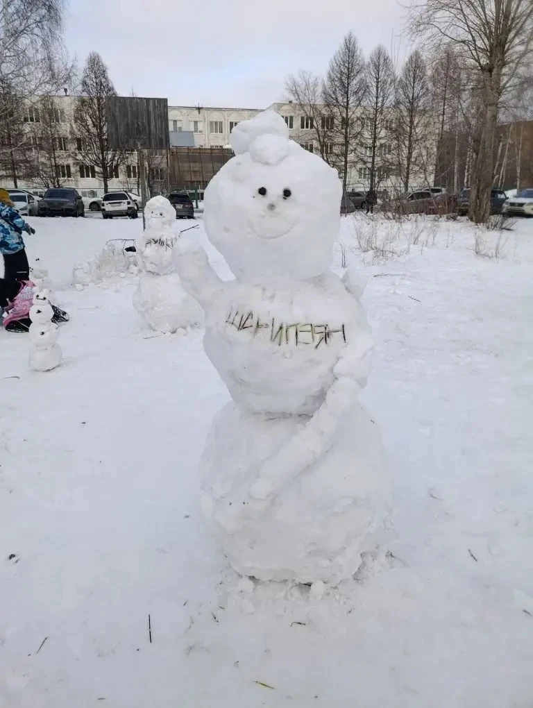 Омичи строят снеговиков во дворах
