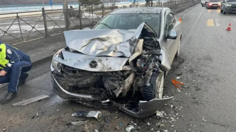 На Иртышской Набережной столкнулись два автомобиля, в результате чего пострадал ребёнок