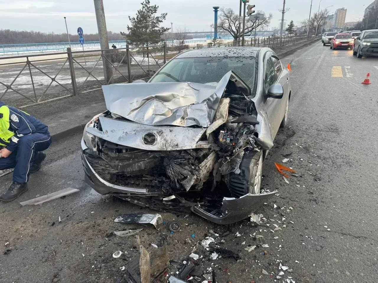 На Иртышской Набережной столкнулись два автомобиля, в результате чего пострадал ребёнок