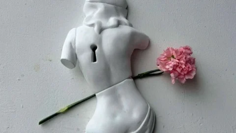 В центре Омска появился новый горельеф