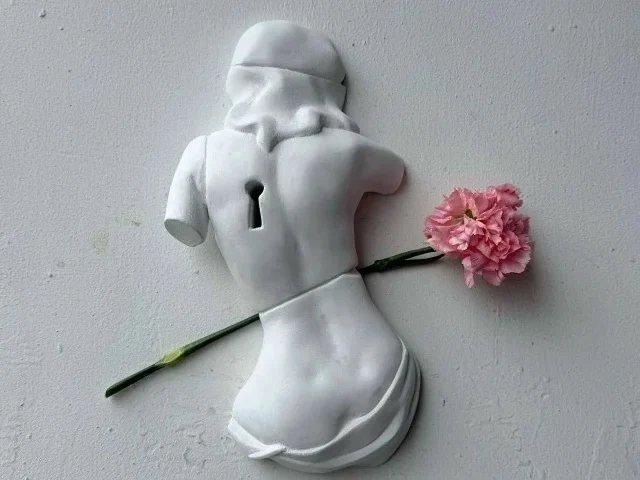 В центре Омска появился новый горельеф