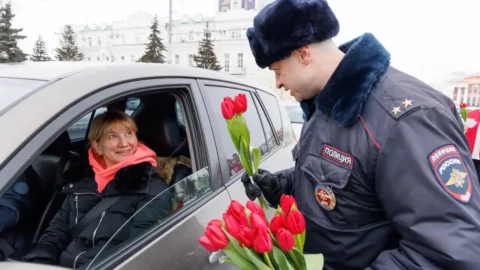 Полицейские в Омской области поздравили автоледи тюльпанами