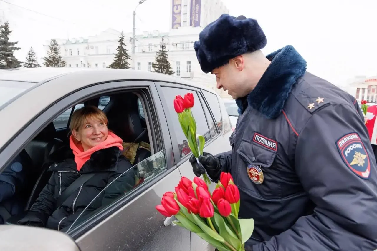 Полицейские в Омской области поздравили автоледи тюльпанами