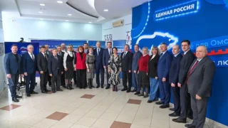 Виталий Хоценко подписал соглашение с Федерацией омских профсоюзов на пять лет