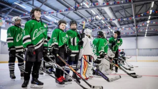 В новом Ледовом дворце «Сибиряк» в Калачинске проходят соревнования по хоккею