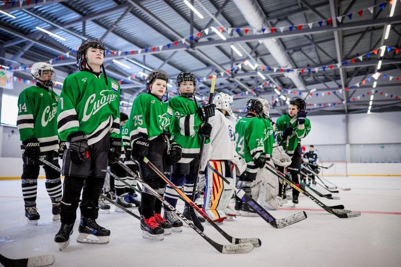 В новом Ледовом дворце «Сибиряк» в Калачинске проходят соревнования по хоккею