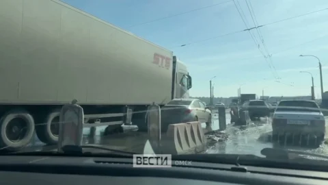 В Омске авария на мосту 60-летия ВЛКСМ привела к сильным заторам