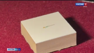 Микроминиатюрист Анатолий Коненко решил креативно поздравить омичек с Международным женским днем