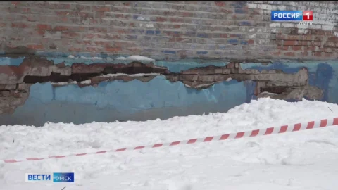 В Омске из-за сложной аварийной ситуации начали расселять жилой дом на Королёва