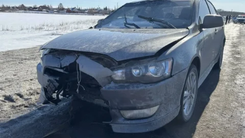 В Омской области у маршрутки отлетело колесо во встречную машину