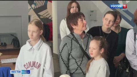 В канун 8 Марта фойе Телецентра украсили художественные произведения омского живописца Евгения Дорохова