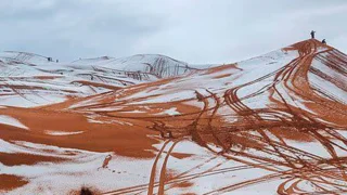 В пустыне Сахара выпал снег