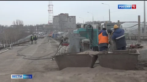 В Омске на мосту у телецентра завершают установку судовой сигнализации