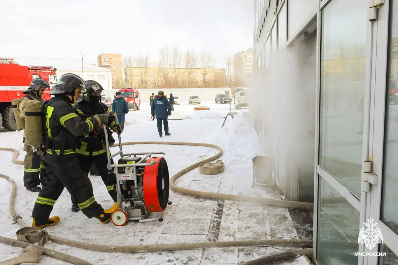 В Омске горел гипермаркет на проспекте Мира