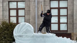 В Омске разбирают праздничные декорации в центре