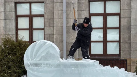 В Омске разбирают праздничные декорации в центре