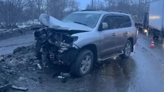 Омич с двумя детьми въехал на внедорожнике в опору ЛЭП