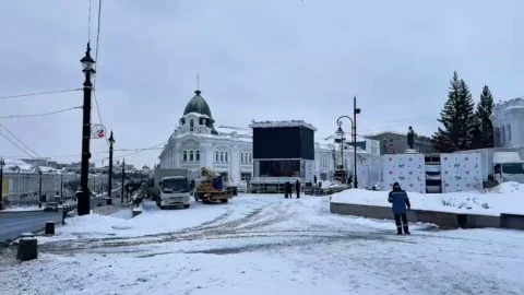 В Омске на Любинском проспекте начали разбирать сцену