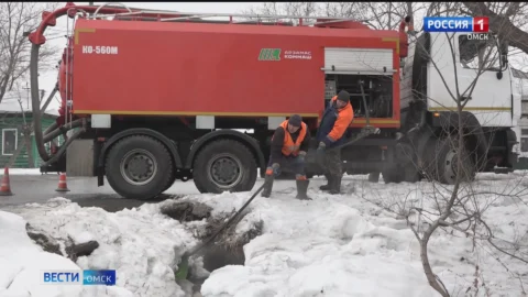 Для уборки и вывоза снега на омские улицы выведено максимальное количество дорожной техники