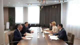 Виталий Хоценко обсудил развитие агропромышленного комплекса Омской области с Оксаной Лут