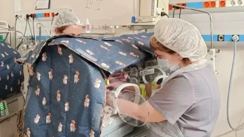 Омские неонатологи доставили новорожденного в детскую реанимацию на вертолёте