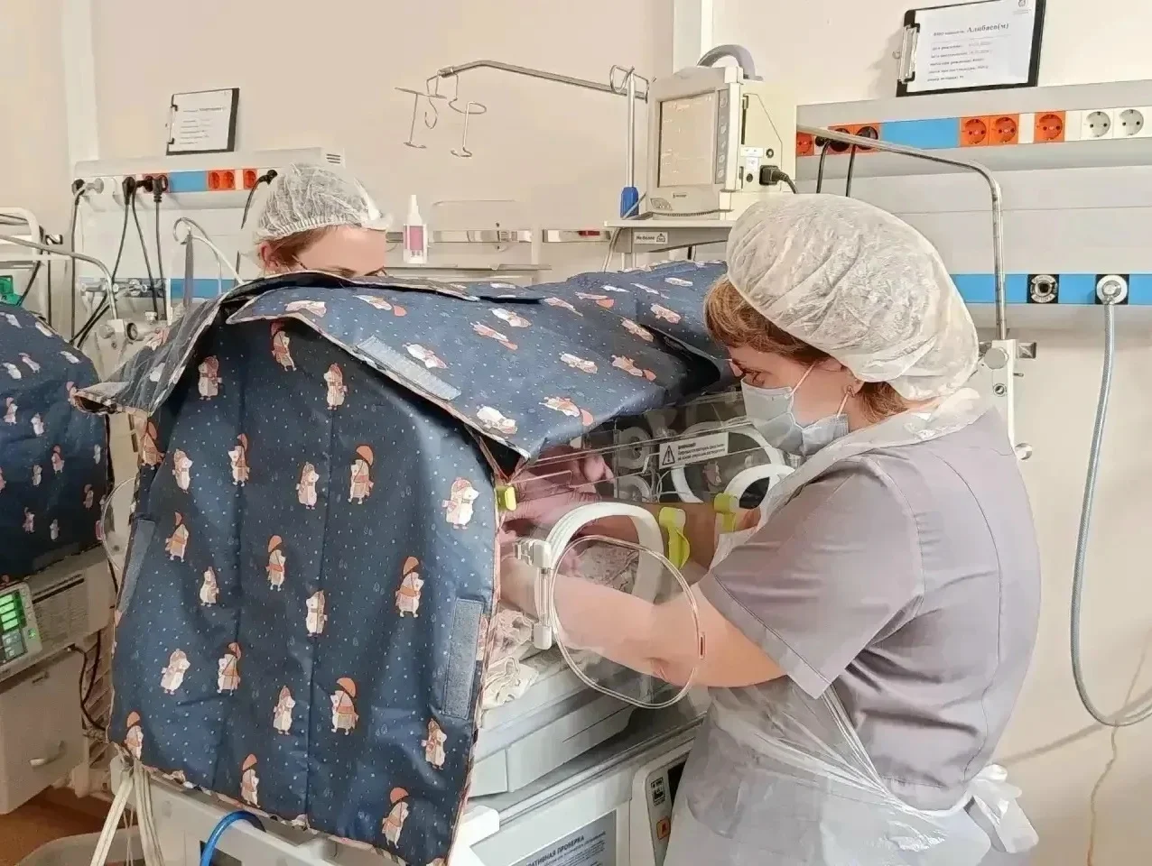 Омские неонатологи доставили новорожденного в детскую реанимацию на вертолёте