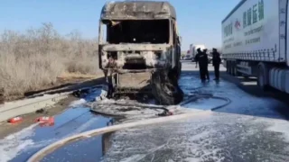 На трассе в Омской области загорелся большегруз